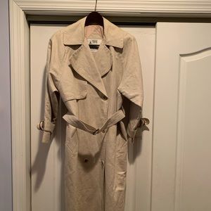 Trench Coat Vintage Towne London Fog Tan size 6 reg. No marks or stains.